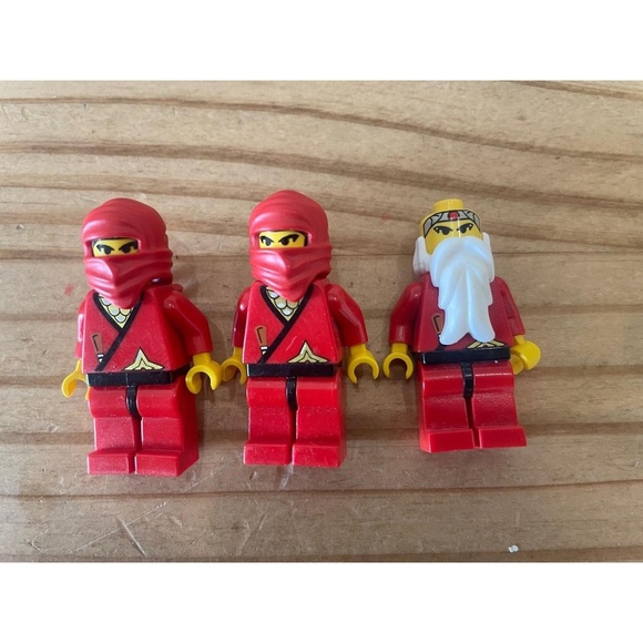 Vintage Lego 3052 Ninja Fire Fortress set 97% complete with minifigs - Picture 2 of 5